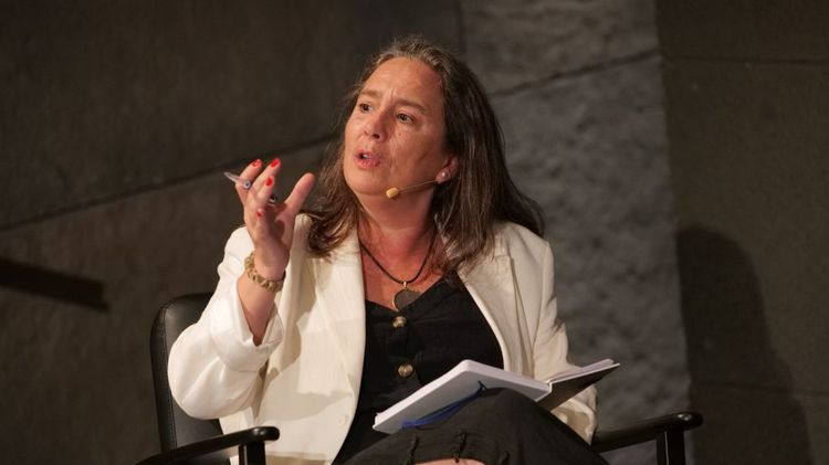 "Digitalization and Education in the Age of Artificial Intelligence"